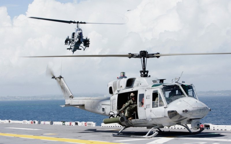 Вертолет Кобра и uh1