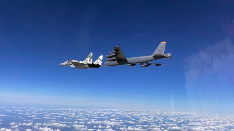 Перехват Су-27 б-52