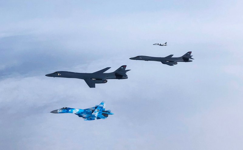 Российские Су-27 перехватили бомбардировщики ВВС США над черным морем