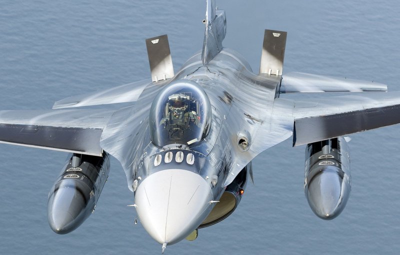 F-16 крыло