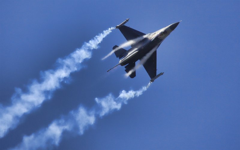 Истребитель в воздухе