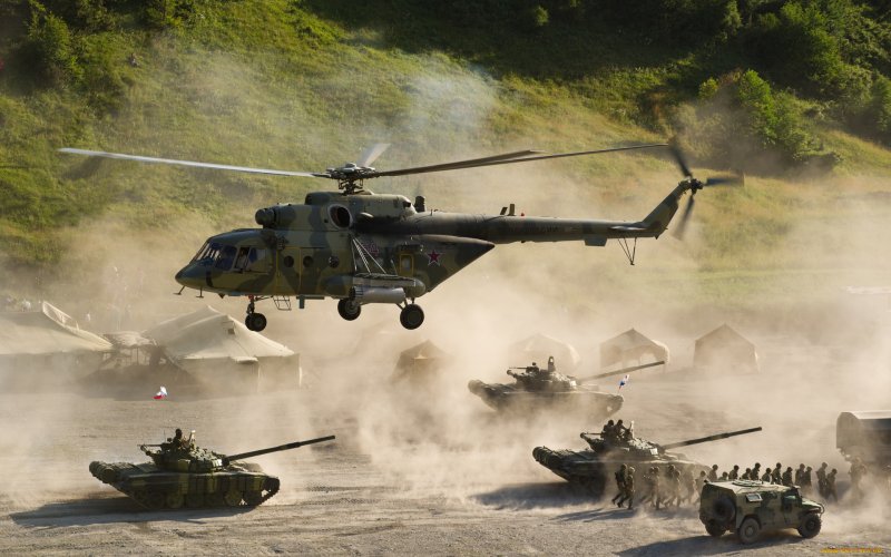 Военный вертолет с танком