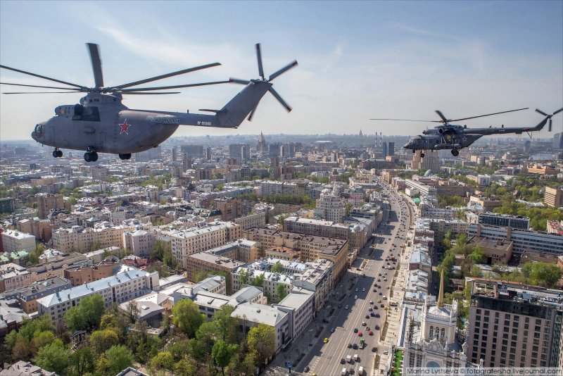 Вертолет над Москвой