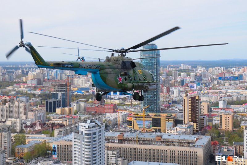 Вертолет над городом