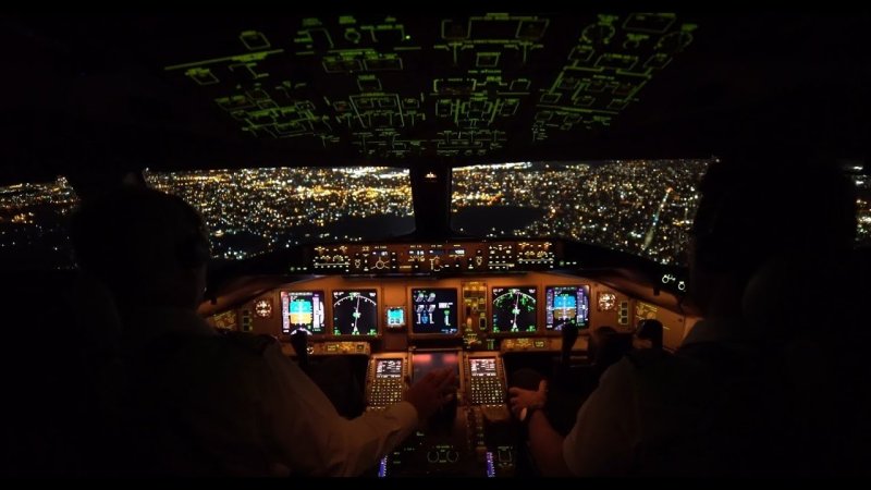Кабина Боинг 777 вид на полосу