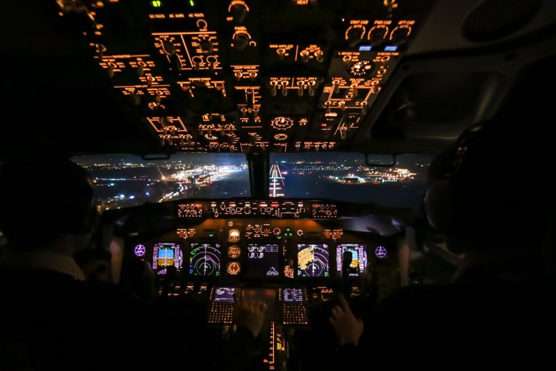 Кабина Боинг 737 ночью
