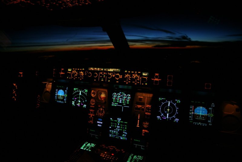 Кабина Boeing 737 ночь