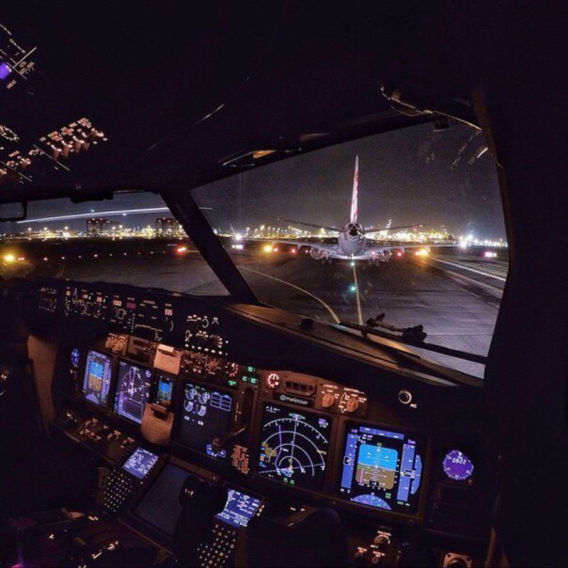 Ночной аэропорт с кабины пилота Боинг 737