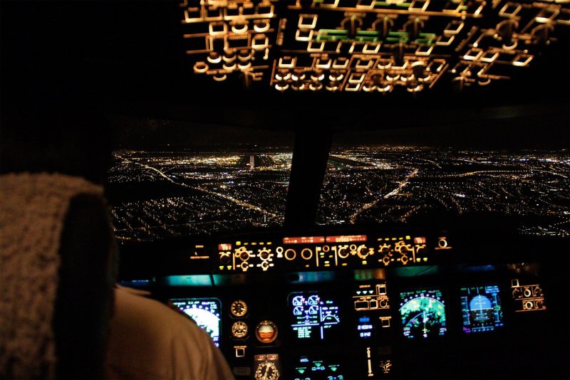 Кокпит Боинга 737 вечером