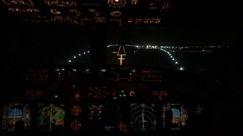 Кабина Боинг 737 ночью