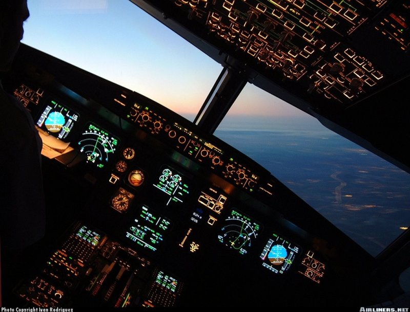 Airbus a 320 Cockpit кабина вечером