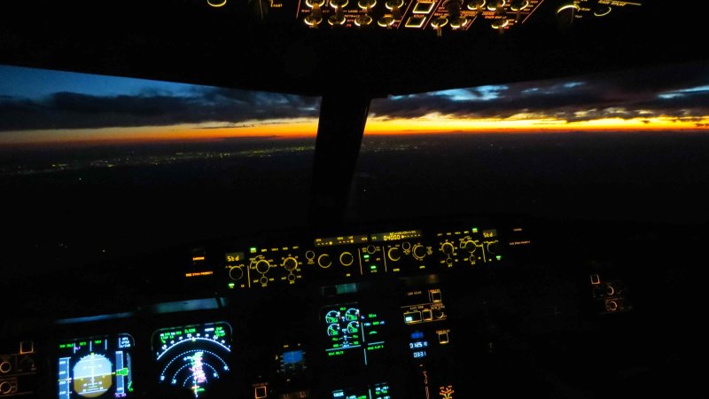 Кабина Боинг 737 ночью