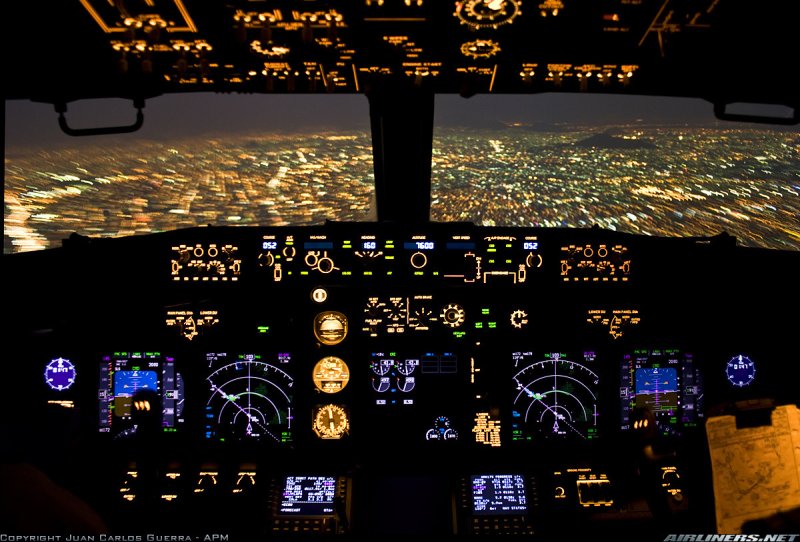 Кабина Боинг 737 ночью