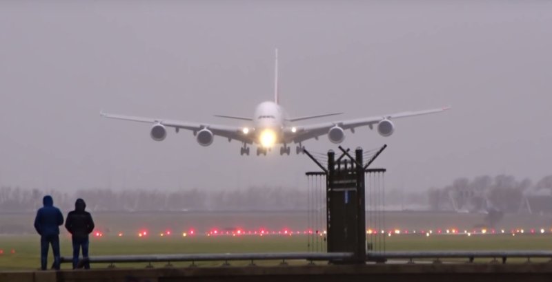 Посадка самолета при сильном ветре