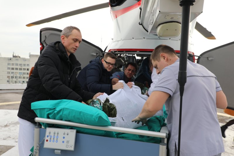Врачи ждут вертолёт у клиники