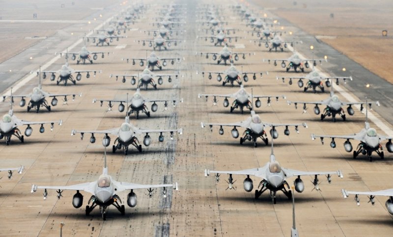 Военные самолеты США на авиабазе