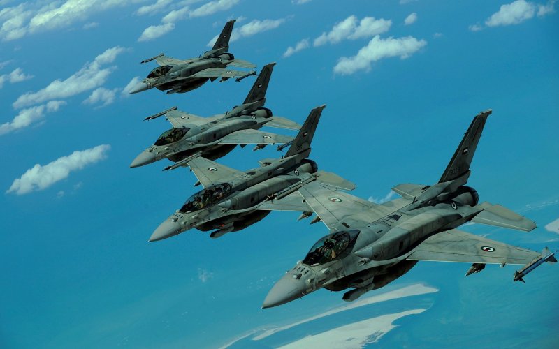 Военный истребитель f16