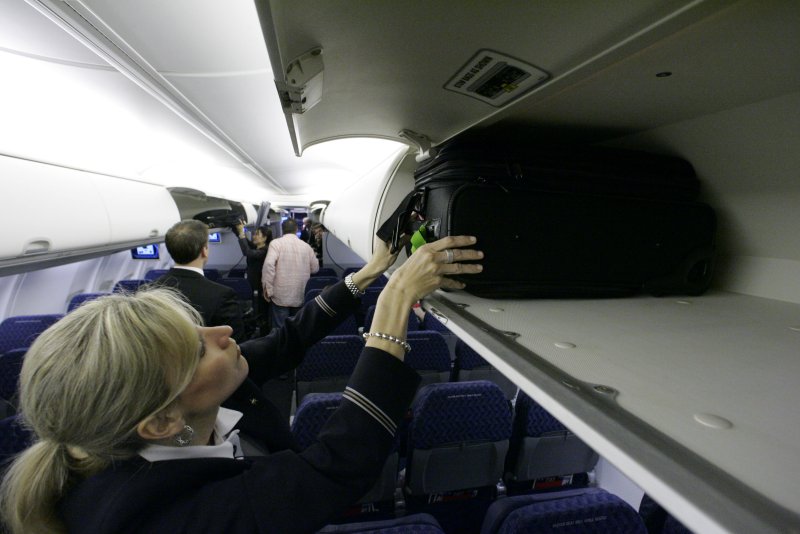 Багажная полка Boeing 737