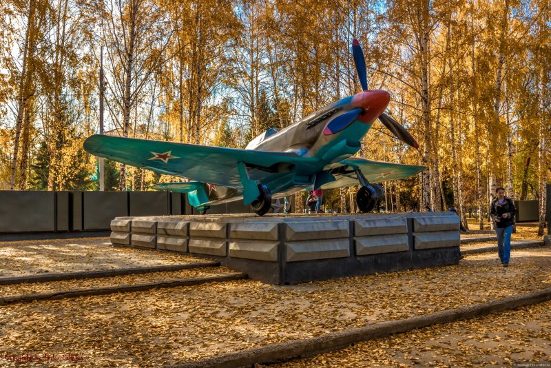 Монумент славы Новосибирск самолёты