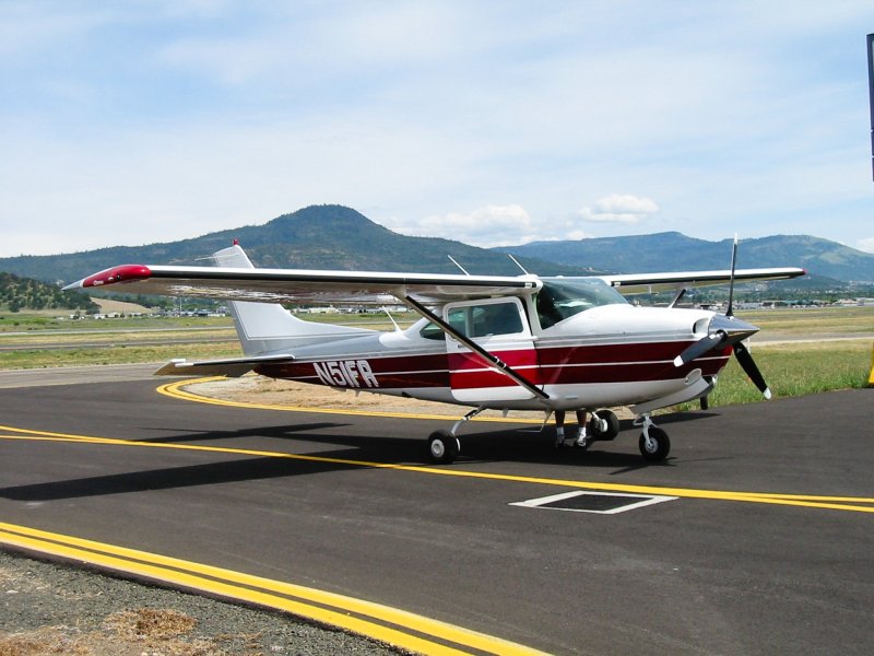 Самолет Cessna 182