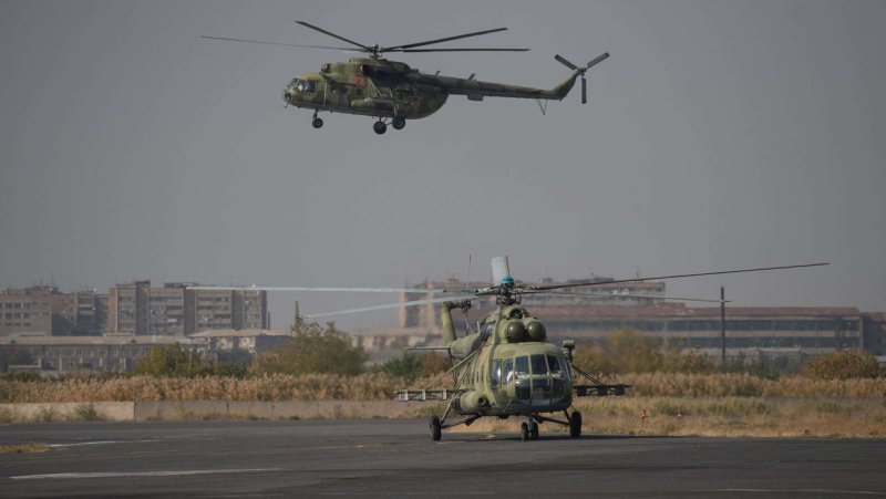 Вертолеты авиабазы Эребуни