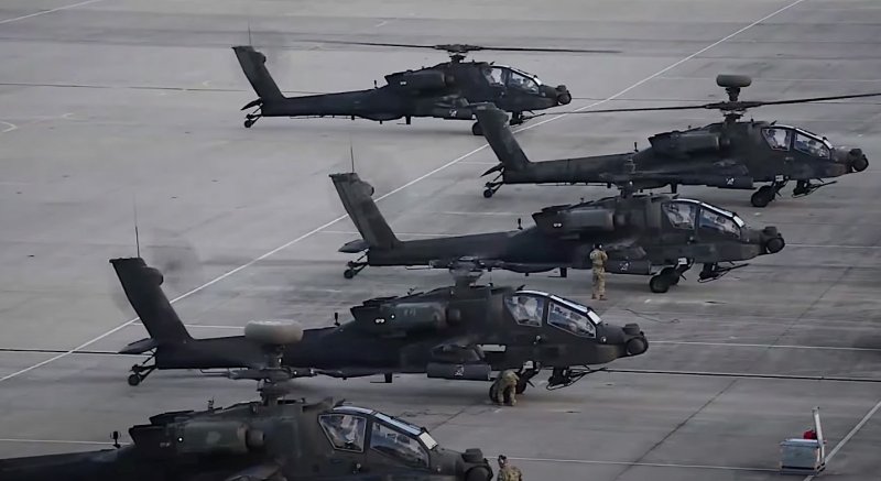 Боевой вертолет Апач против крокодила