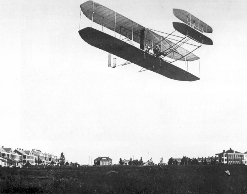 1903 — Первый полёт самолёта братьев Райт.