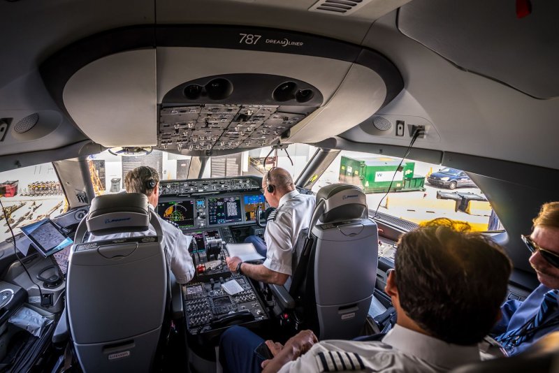 Боинг 787 кабина пилотов
