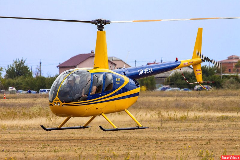 Robinson r44 желтый