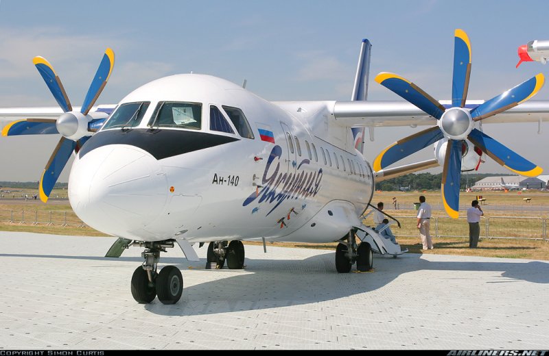 АН-140 пассажирский самолёт