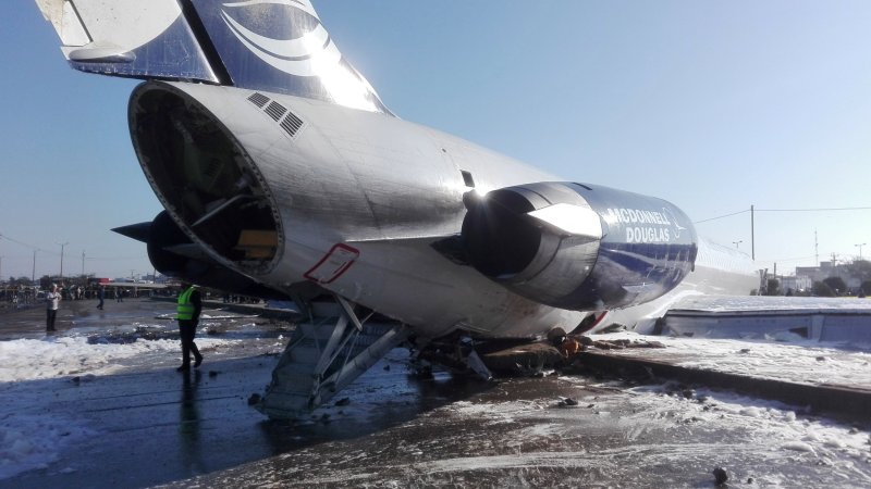 Выкатился самолет на полосу