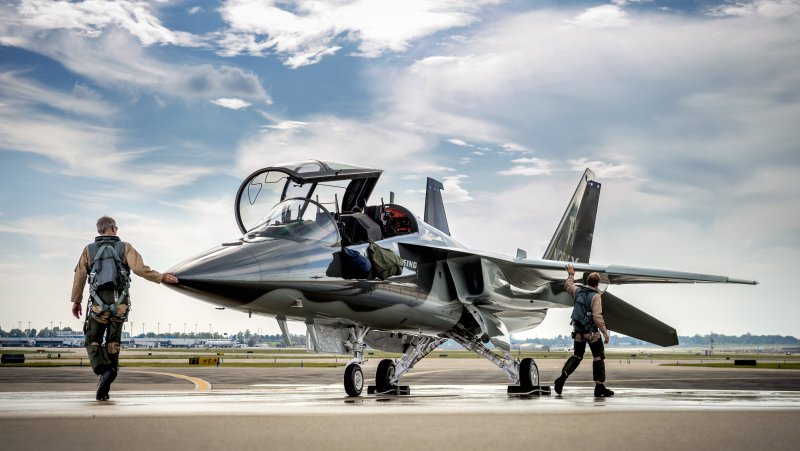 Boeing-Saab t-7 Red Hawk