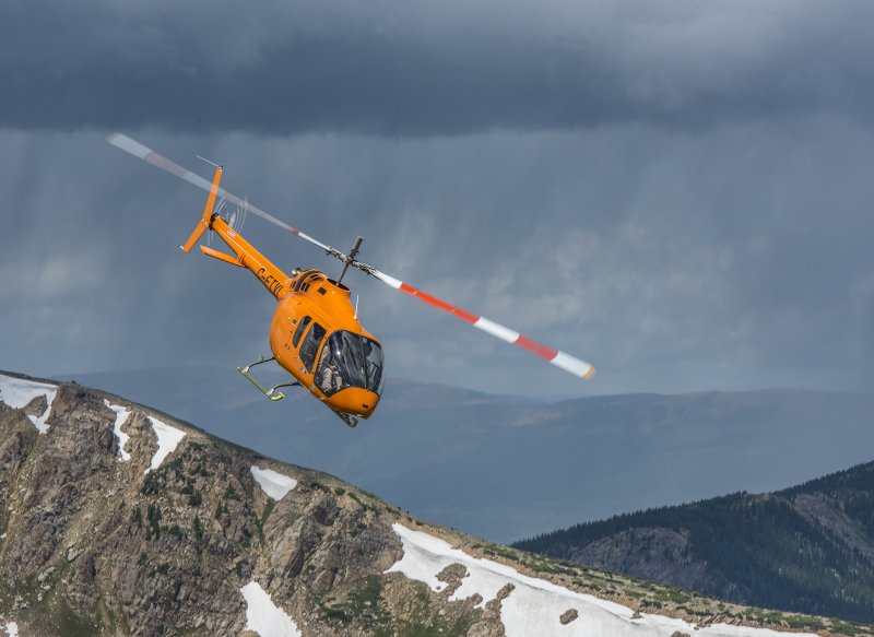 Посадка вертолёта Bell-505 в горах 2022 году