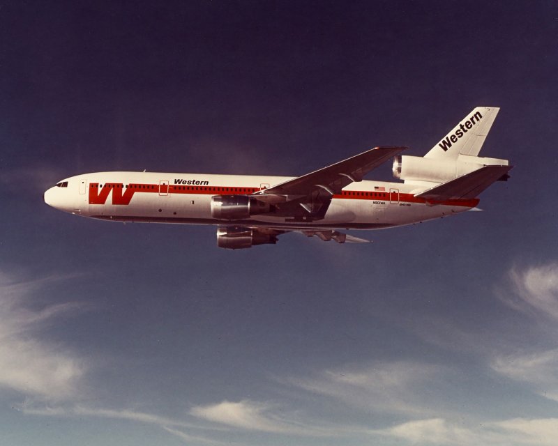 Самолет MCDONNELL Douglas DC-10