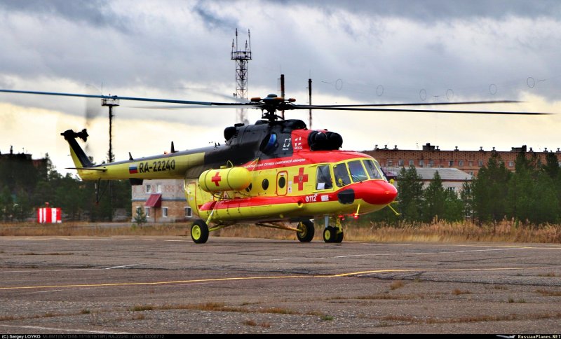 Вертолет ми 8 на вертолетной площадке