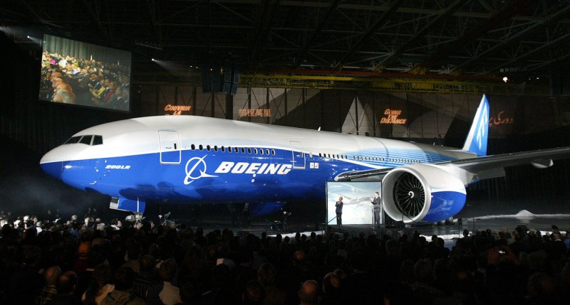 Boeing 777 в ангаре