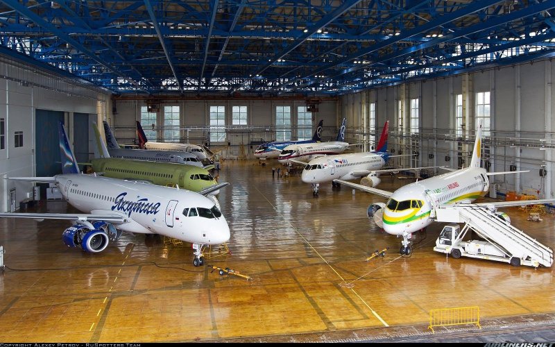 Superjet 100 в ангаре