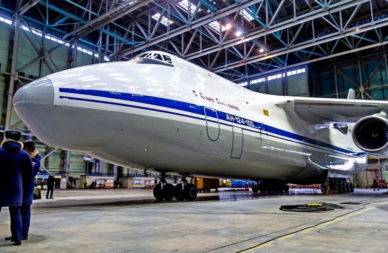 Самолет АН 124 100 Руслан