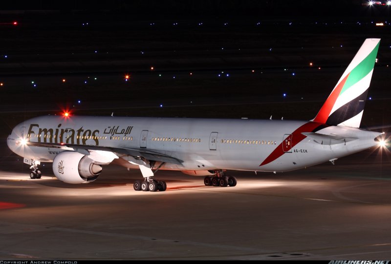 Самолет Эмирейтс Боинг 777