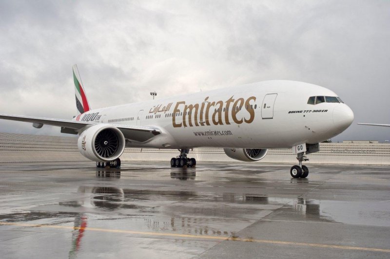 Самолет Эмирейтс Боинг 777