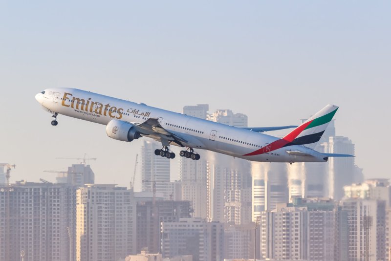 Стоянка Boeing 777 Emirates в международном аэропорту Дубая
