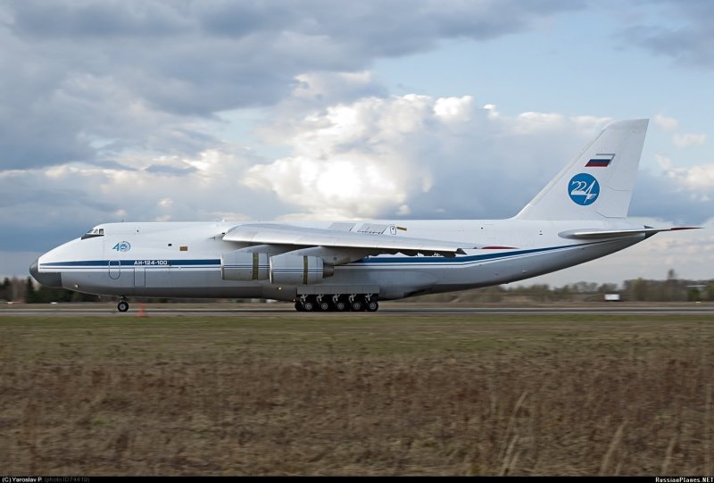 Самолет АН 124 100 Руслан
