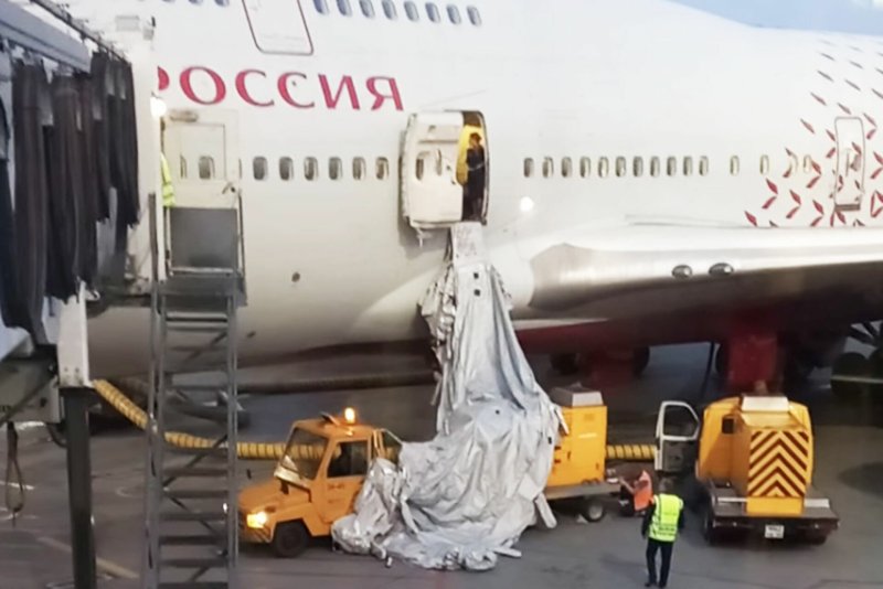 Аварийный трап самолета