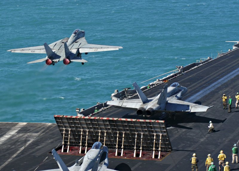 F14 Tomcat на палубе