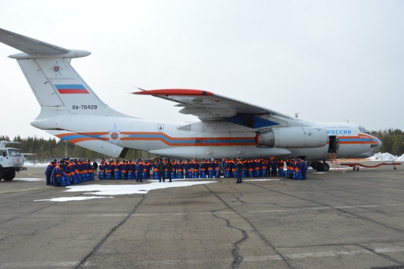 Грузовой самолет МЧС ил 76