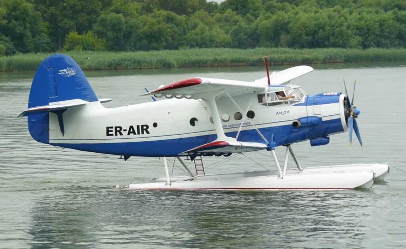 Самолет АН-2 на поплавках