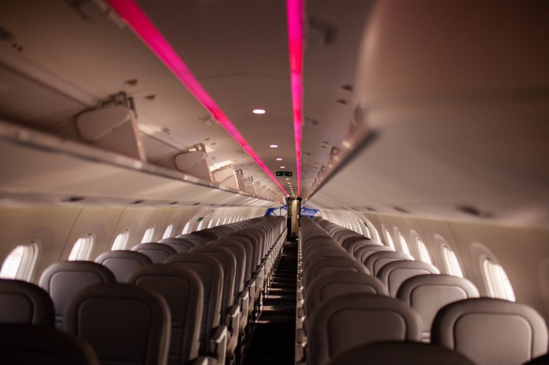 Самолет Embraer 195