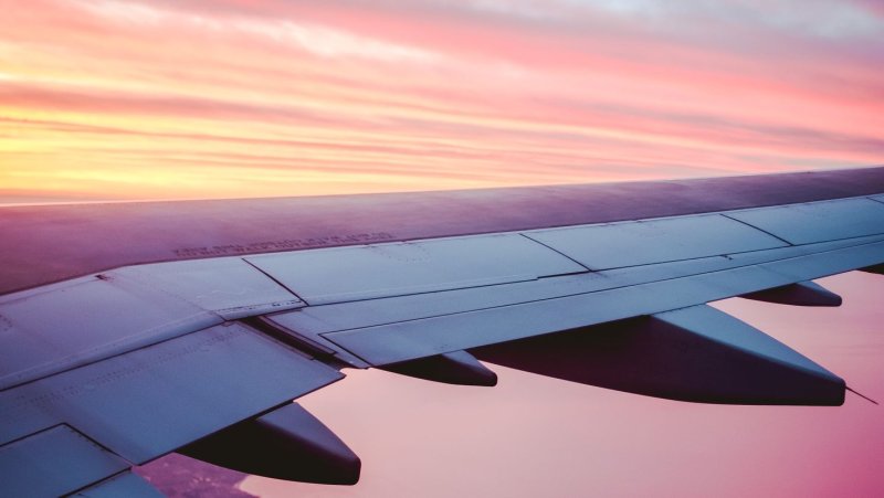 Крыло самолета в небе