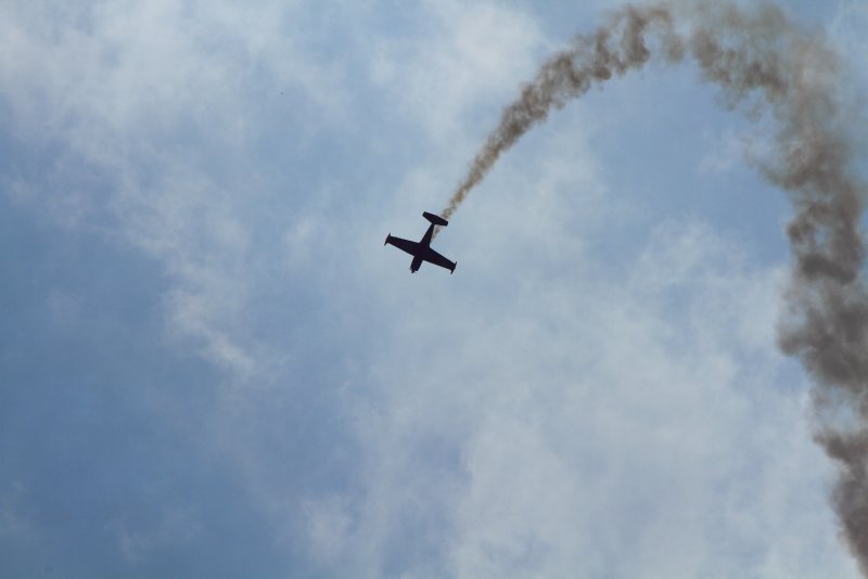 Падающий самолет в небе