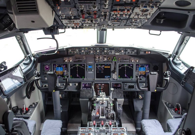 Кабина Боинг 737-800